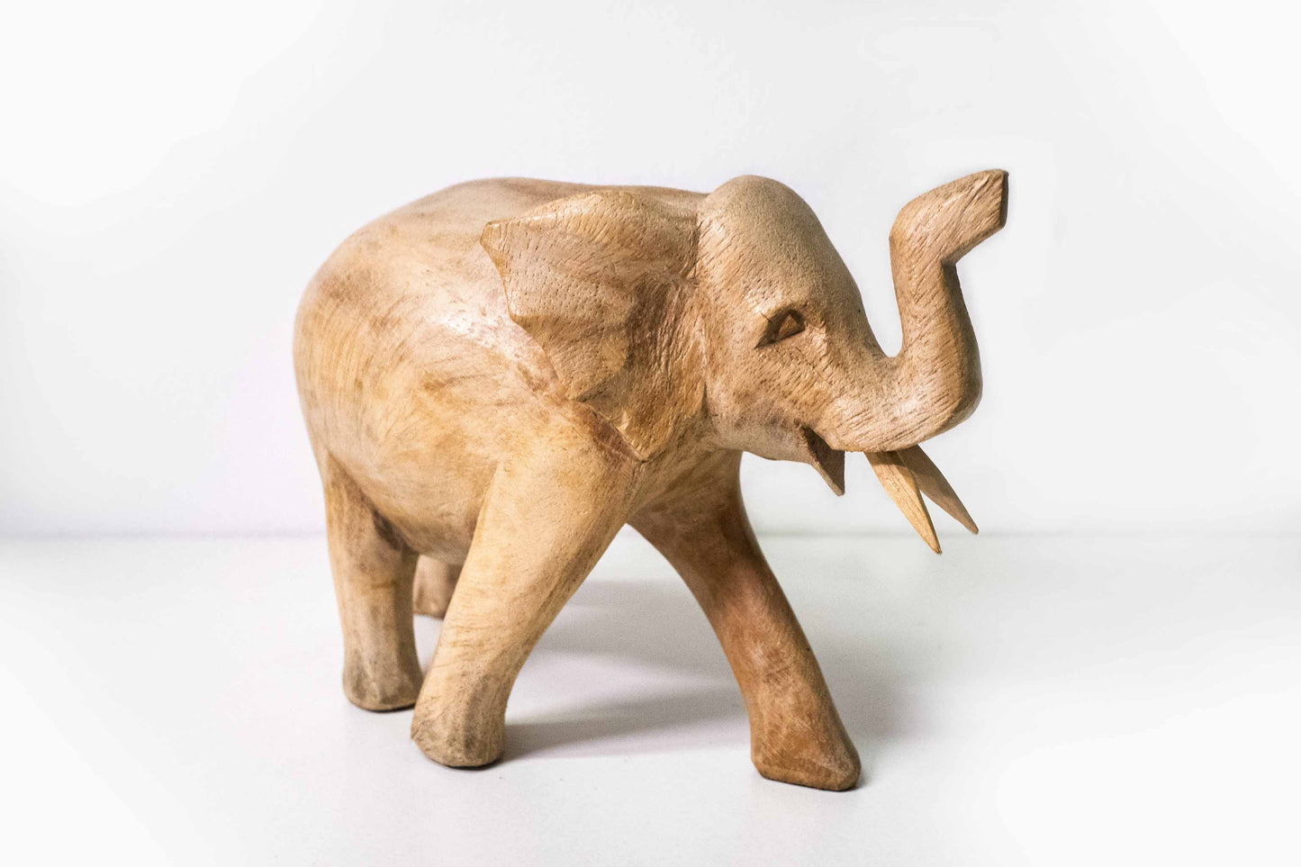 Holzelefant stehend – Handgefertigte Holzfigur aus Indonesien, mittelklein