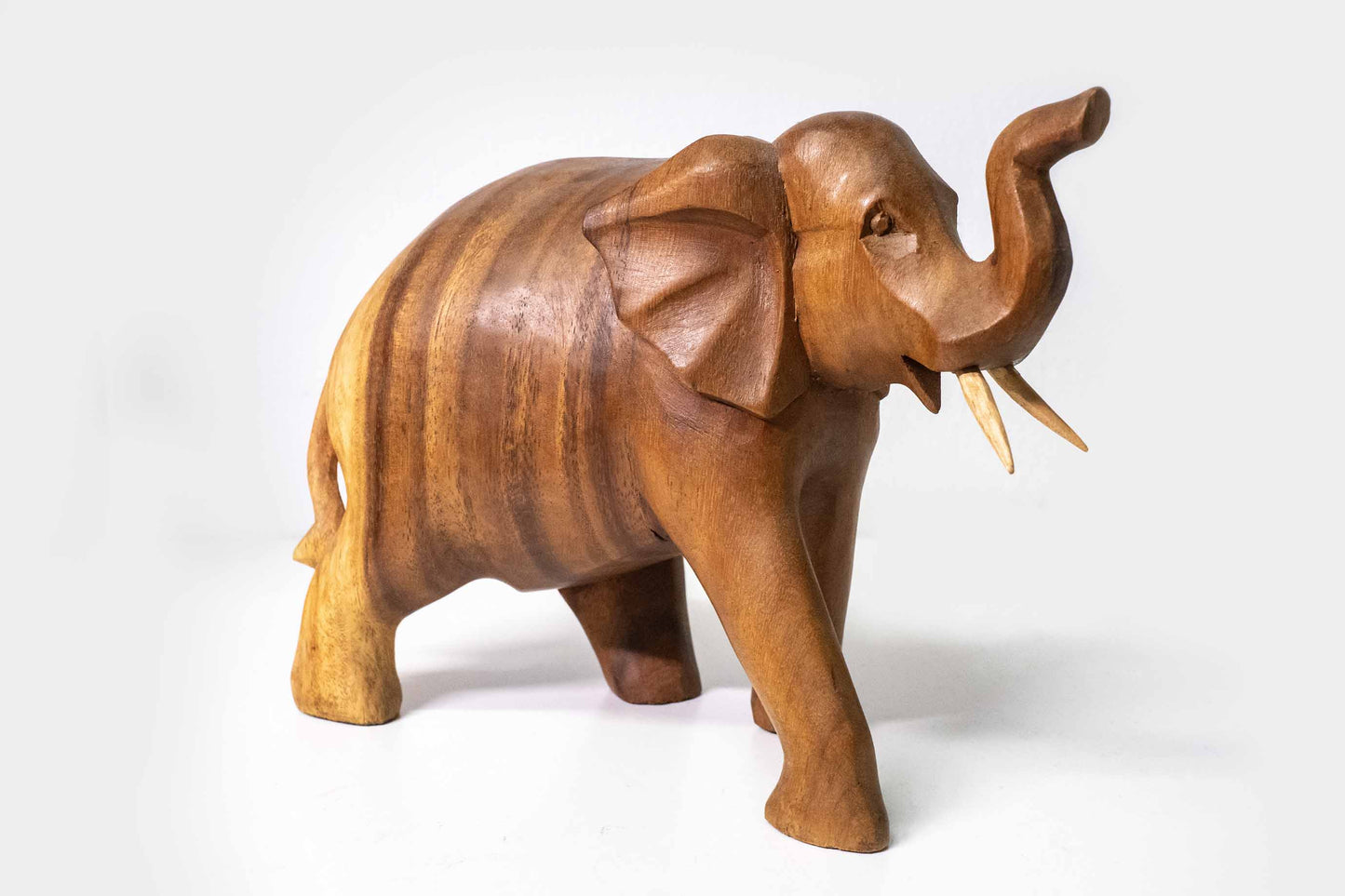 Holzelefant stehend – Mittel, handgefertigte Holzfigur aus Indonesien (in zwei Farbtönen)