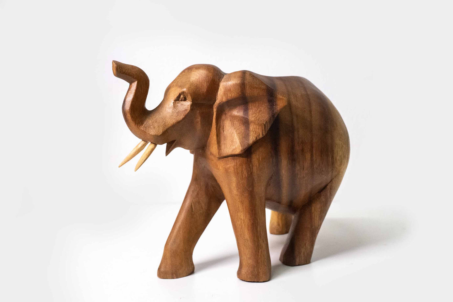 Holzelefant stehend – Mittel, handgefertigte Holzfigur aus Indonesien (in zwei Farbtönen)