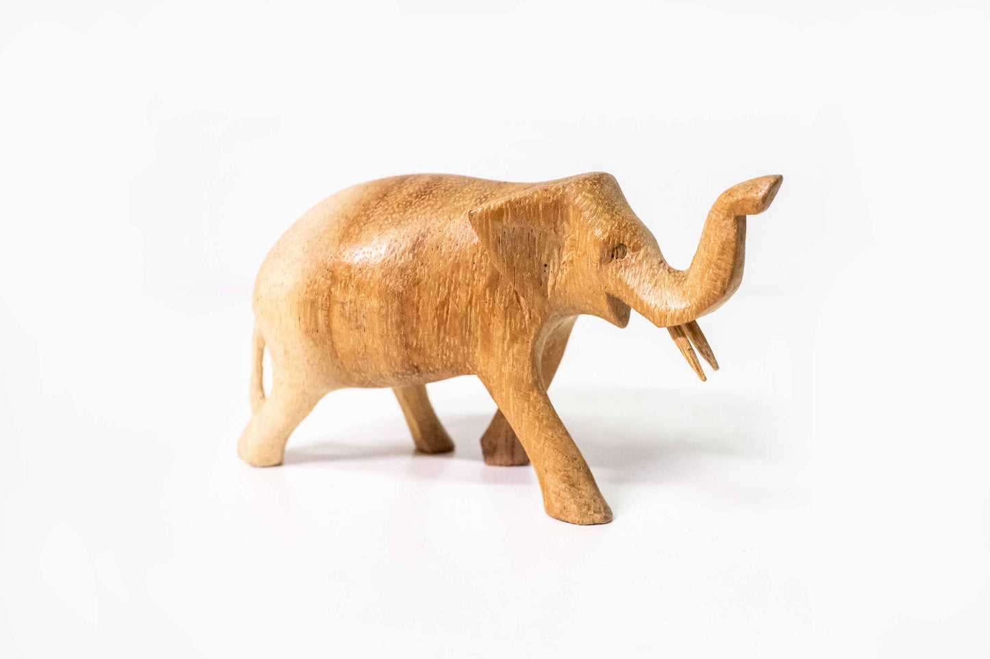 Holzelefant stehend – Kleine Holzfigur, handgefertigt aus Indonesien