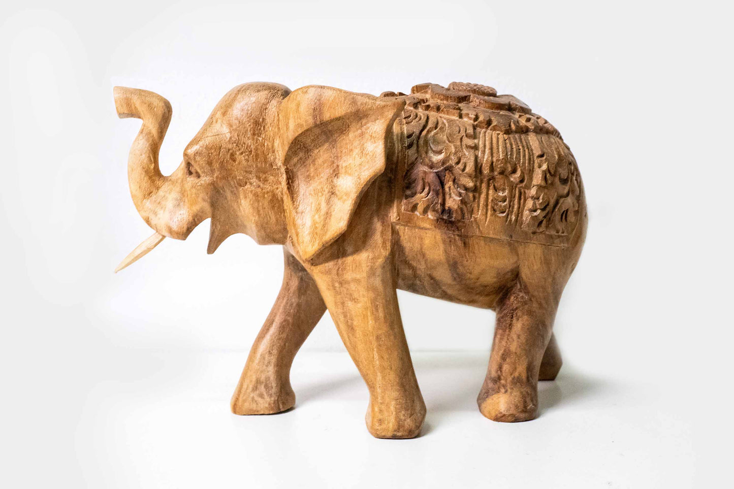 Holzelefant mit Gravur – Mittelgroß, handgefertigte Holzfigur aus Indonesien