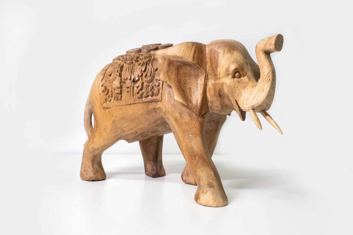 Holzelefant mit Gravur – Mittelgroß, handgefertigte Holzfigur aus Indonesien